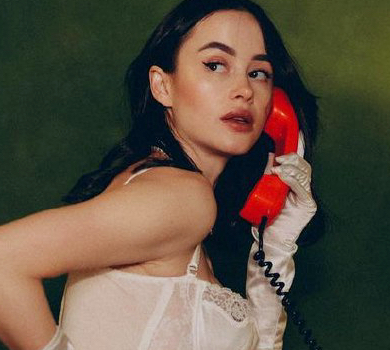 На підборах зі слухавкою: Парфільєва в еротичному спідньому флаштувала фотосет у готелі