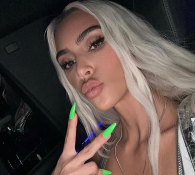 Кардашян зі смужкою латекса на грудях та сестрою в чорному комбінезоні засвітилися на арт-події