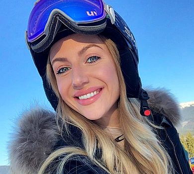 Нікітюк у Буковелі посвітила дупцею в стрінгах та вмолотила чебурека