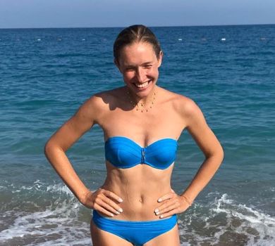 Осадча показала себе щасливу в купальнику біля моря
