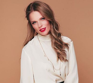 Фреймут з книжками на голові повчилася етикету в Лондоні