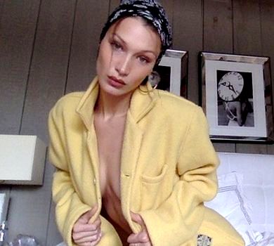 Белла Хадід у жакеті на голе тіло наробила сексі-ФОТО в спальні