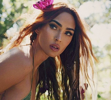 Дика еротика: Фокс у мокрій сукні на голе тіло постала перед камерою серед лісу