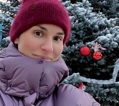 Єфросиніна в пуховику і хустці відповіла на вихваляння Каменських із Мальдів