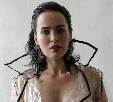 Астаф'єва засвітила циці у целофані та розказала, чому оголюється