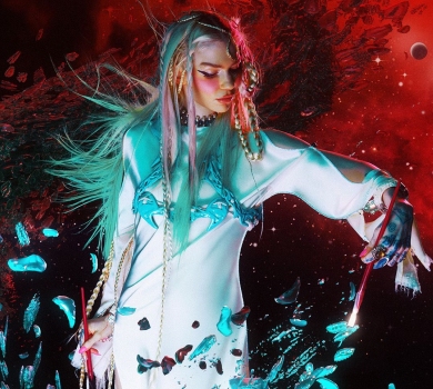 Ілон Маск проти: Grimes забажала змінити вуха і зуби та знялася для китайського Vogue