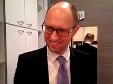 Яценюк показав свій звичайний унітаз. ВІДЕО