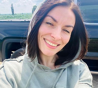 Мейхер без мейкапу та в подертих скінні побувала в старовинному замку