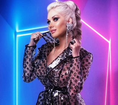 Бужинська в прозорому плащику заспівала маніфест крижаної жінки