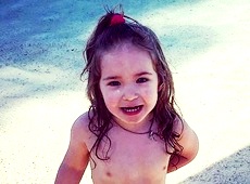 Мозгова в Албанії показала себе без мейкапу та розваги дочки у воді 