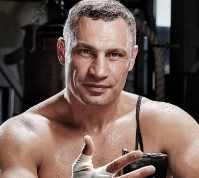 Кличко на своє 50-річчя посвітив голим торсом і стрибнув із парашутом. ВІДЕО