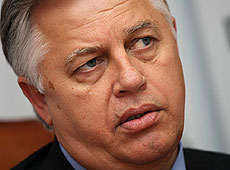 Симоненко робить сам собі манікюр і регулярно навідується до іншої жінки