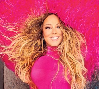 All I Want For Christmas: 49-річна Мерая Кері випустила новий кліп на легендарний хіт та посвітила ногами у глянці