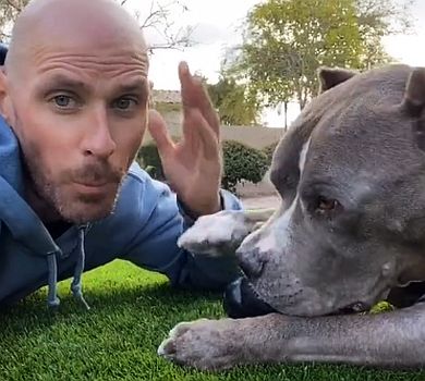 Порноактор Лисий з Brazzers поприсідав з собакою та розважився з туалетним папером