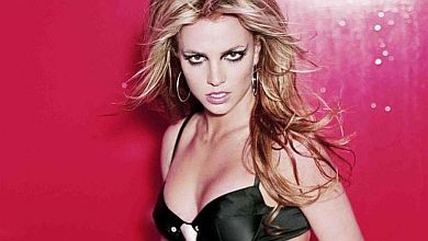 Місточок і стійка на голові: Спірз із голим животом показала черговий воркаут