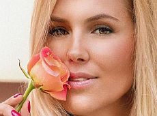 Клочкова показала фрагмент свого тіла в бікіні на тлі моря 