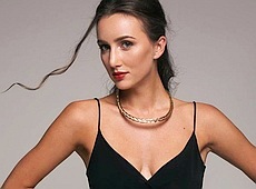 Різатдінова зі стільцем уявила себе моделлю. ФОТО 