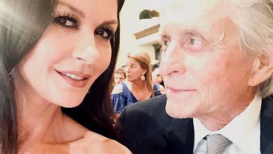 Дуглас і Зета-Джонс із дітьми погопцювали на танцполі. ВІДЕО 