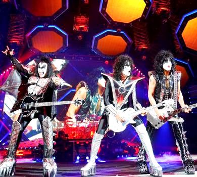 Немолоді, але вибухові: як гурт Kiss на Олімпійському гримів