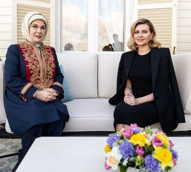 Сукня від Бекхем та український піджак: перша леді вигуляла чорний лук у Стамбулі    