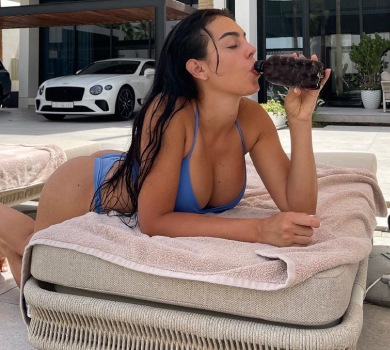 Не відвести очей: наречена Роналду в бікіні підставила апетитні форми сонцю