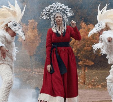 Чудернацькі птахи, сиві діти та 15 мішків секондхенду: ONUKA презентувала кліп-вертеп  