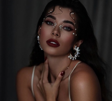 Неплях у товаристві подружок відсвяткувала 28-річчя у Франції. ОНОВЛЕНО