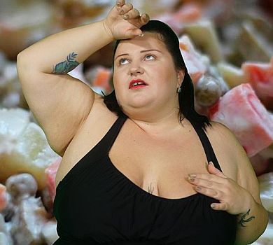 Alyona Alyona в купальнику стрибає у воду. Гіпнотичне ВІДЕО