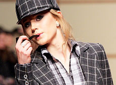 Шерлок Холмс у спідниці розгадує модні загадки сезону