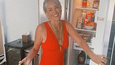 65-річна Шерон Стоун у мікрошортах посвітила ногами під час арт-хобі