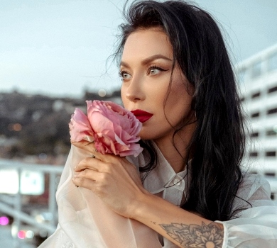 Ступка, не дивися: Логунова показалася в обіймах загадкового красунчика. ФОТО