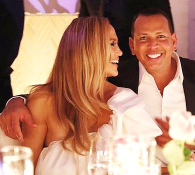 Лопес із голим плечем відсвяткувала свої заручини