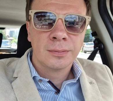 Уся сума - на допомогу Україні: Комаров у свій день народження влаштував аукціон з продажу автівки