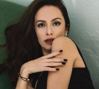 Найсумніша поїздка: Остапчук у топіку та джинсах показалася на узбережжі в Іспанії