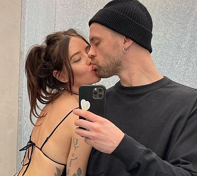 Квіточка народилася: Кацурін привітав Дорофєєву в ліжку, а вона похвалилася дарунком від нього