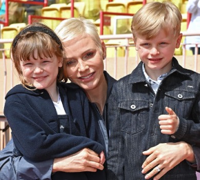Княгиня Монако Шарлін замилувала мережу обіймашками з сином та донечкою