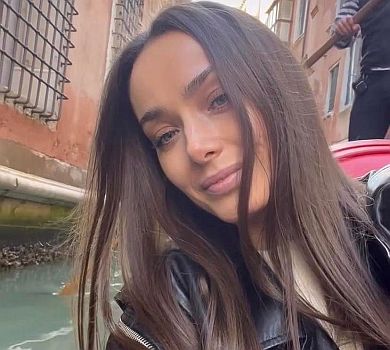 Мішина у лосинах пострибала та покружляла посеред міста своєї мрії. ВІДЕО