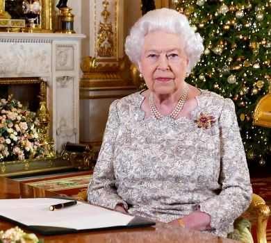 $40 тисяч на подарунки, 750 листівок, настолки та мартіні: як святкує Різдво королева Єлизавета