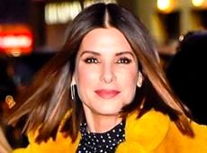 Сандра Буллок засвітилася в сукні в горох від української дизайнерки