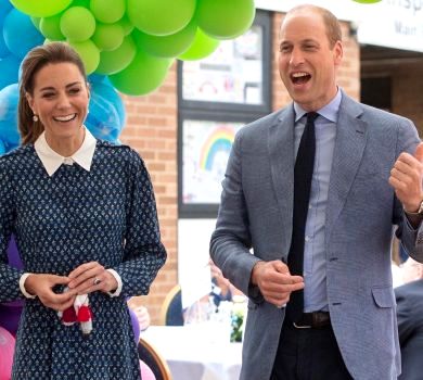 Принц Вільям та Кейт у грайливому шовку та з хвостиком навідалися до лікарні