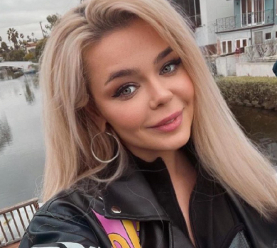 Гросу у зухвалій шкірянці наробила селфі в Каліфорнії та засвітила тіло в колготках і шубі