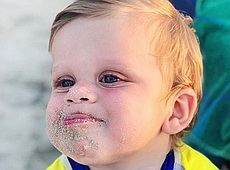 Седокова показала, як синочок ласує піском на пляжі. ВІДЕО