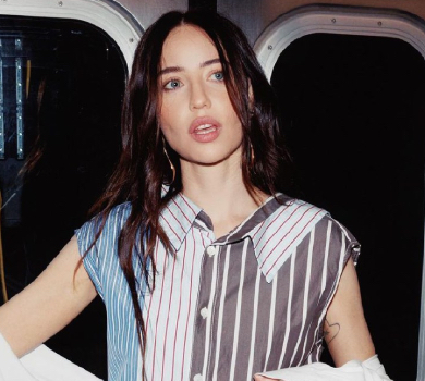 Дорофєєва в сукні-сорочці посвітила голими ногами в нью-йоркському метро