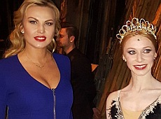 Камалія вигуляла на балет обтислу сукню та маму в хутрі. ФОТО