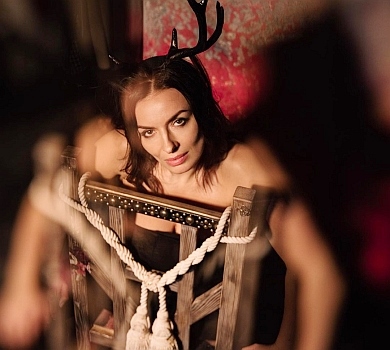 Рогата Мейхер осідлала стілець для чуттєвих ФОТО