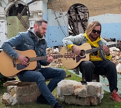 Все відбудуємо: БЕЗ ОБМЕЖЕНЬ заспівали на тлі зруйнованого Ірпеня. ВІДЕО