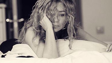 56-річна Альона Апіна посвітила цицею у чуттєвому фотосеті