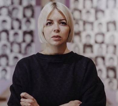 Жити всупереч: Onuka зворушила зйомкою з чоловіком та сином у родинному будинку в Чернігові