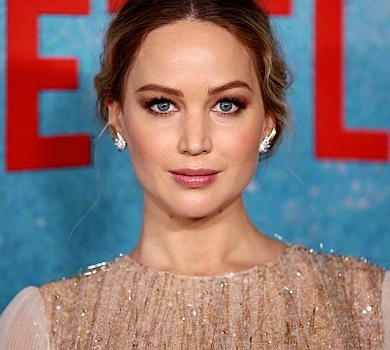 Вагітна Лоуренс у золотому платті з кейпом засвітилася на кінопрем'єрі. ФОТО 