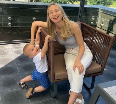 Коли мамі кортить гарного фото: дружина Павліка насмішила кадрами з 1-річним сином